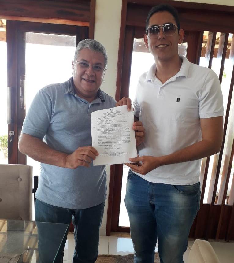 Prefeito_Haroldo_Ferreira_com_a_ordem_de_servio_para_construo_da_praa_da_academia.Foto.Divulgao