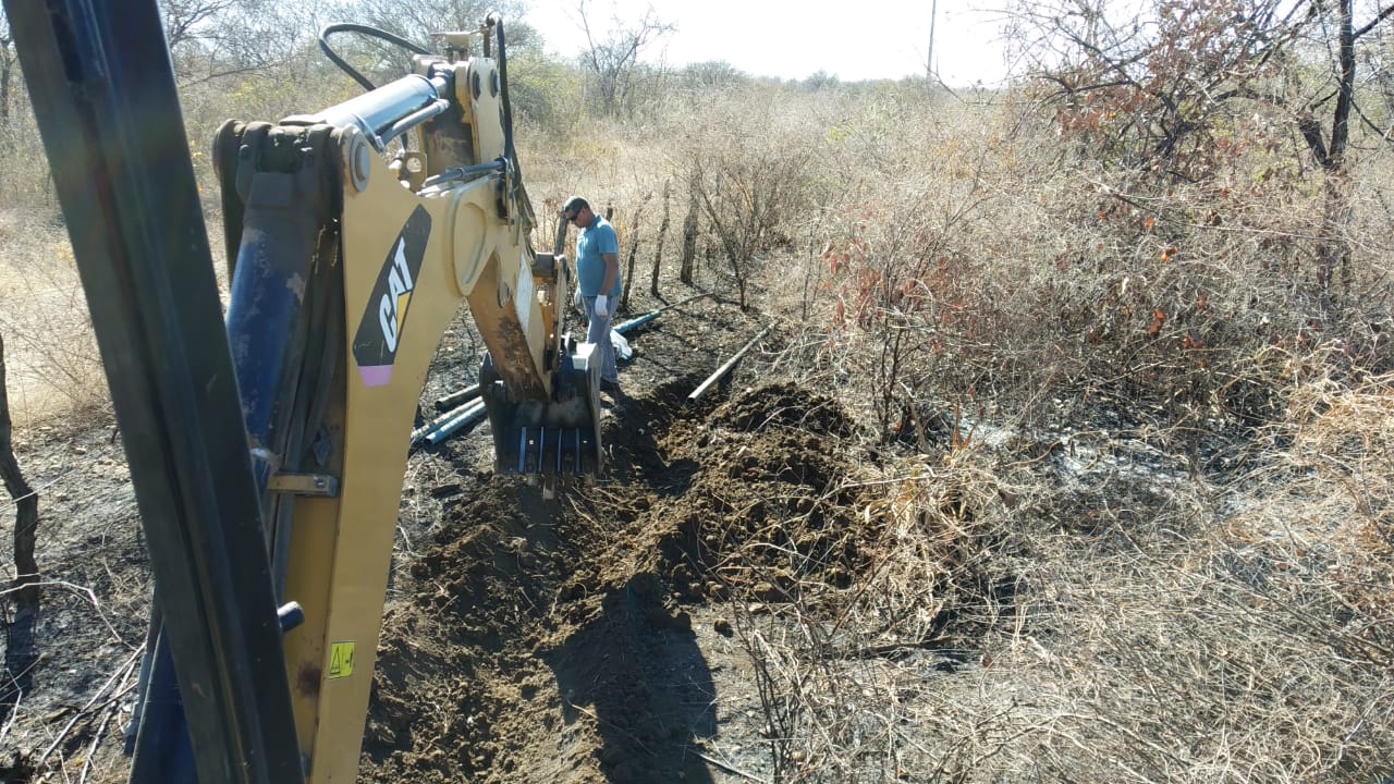 Retroescavadeira_realizando_trabalho_para_escavao_de_novo_local_para_colocao_de_canos_da_Adutora_de_Mulungu.Foto_2