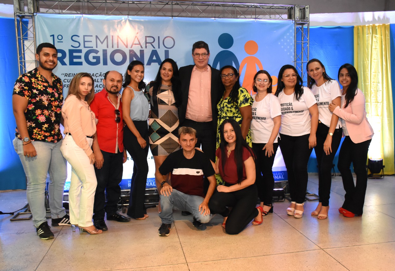 Secretria_de_Assistncia_Social_Ftima_Mottapalestrante_Jonathan_Hannay_e_equie_da_secretaria.Foto.Noberto_Andrade.Divulgao